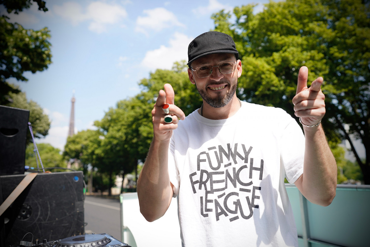 Déambulation musicale du char Radio France dans Paris assurée par DJ Young Pulse - Fête de la Musique 2022 