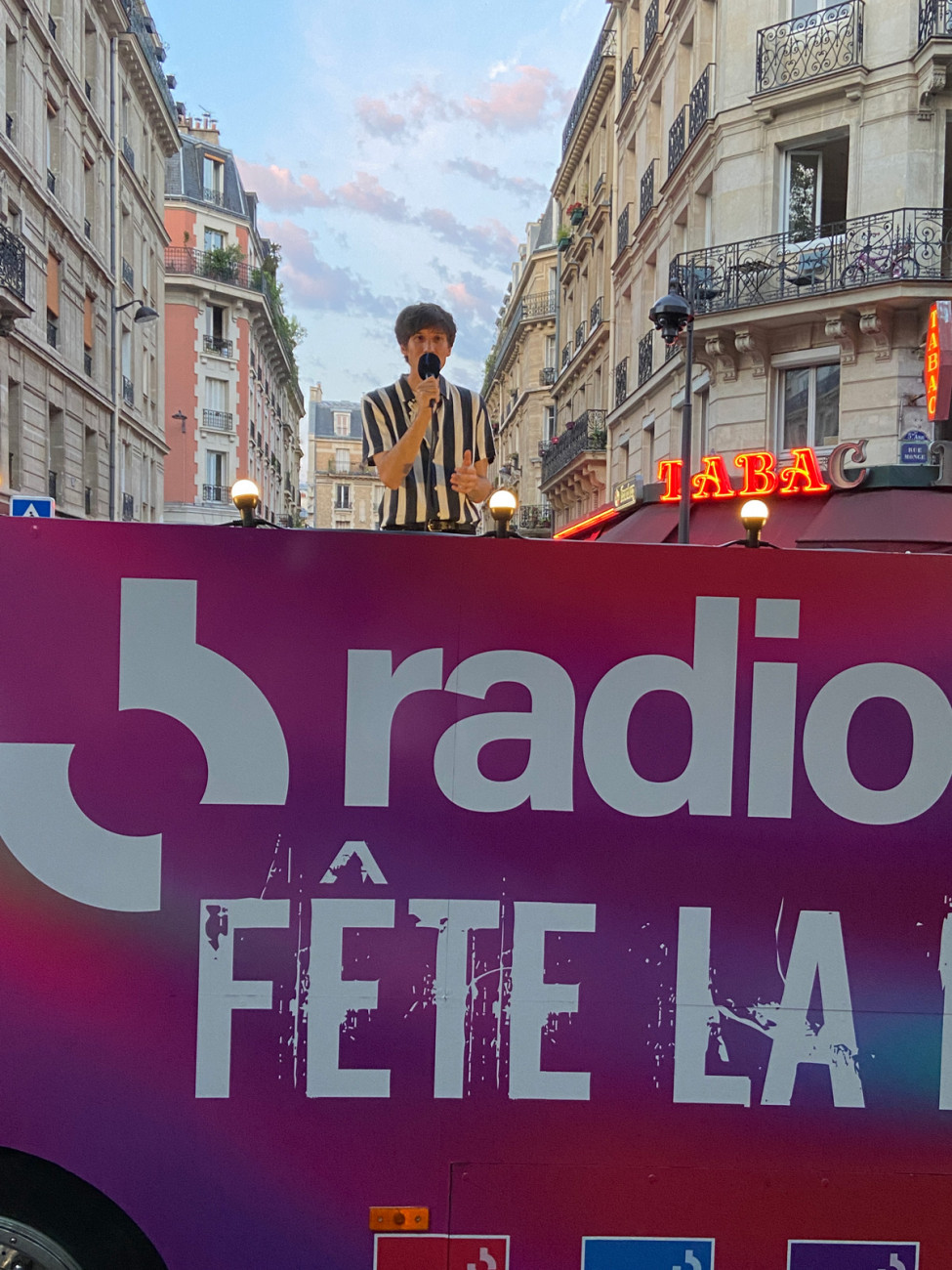 Abel Chéret sur le char Radio France place Monge près des Arènes de Lutèce - Fête de la Musique 21 juin 2022