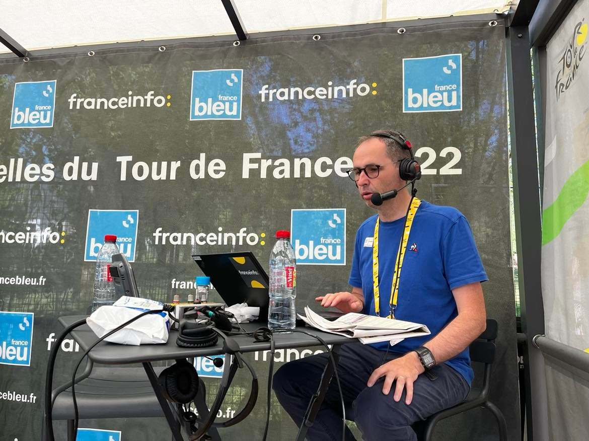 Fabrice Rigobert, journaliste à la direction des sports de Radio France, en direct du village départ d'Albertville 