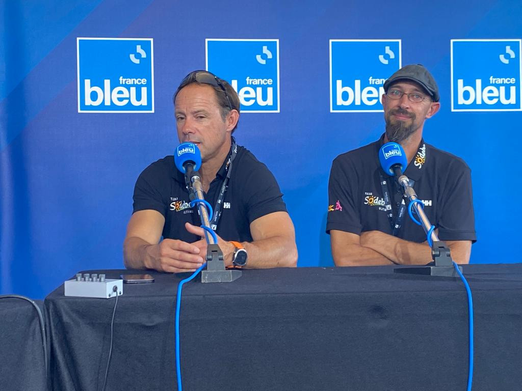 Thomas coville skipper Sodebo, et Julien Taillefer, 1er vainqueur de la Sodebo E-skipper Academy, au micro de France Bleu