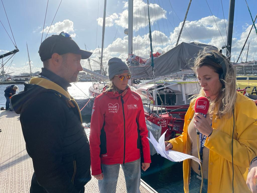 Samantha Davies, navigatrice, Quentin Lucey, architecte naval et Marion Lhour (en jaune), journaliste à Radio France