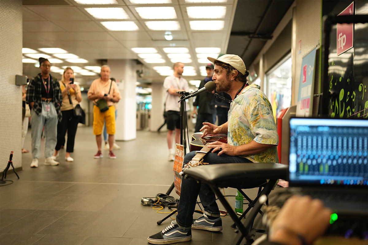 Fip fête la musique dans le métro avec Roman C à la gare de Lyon