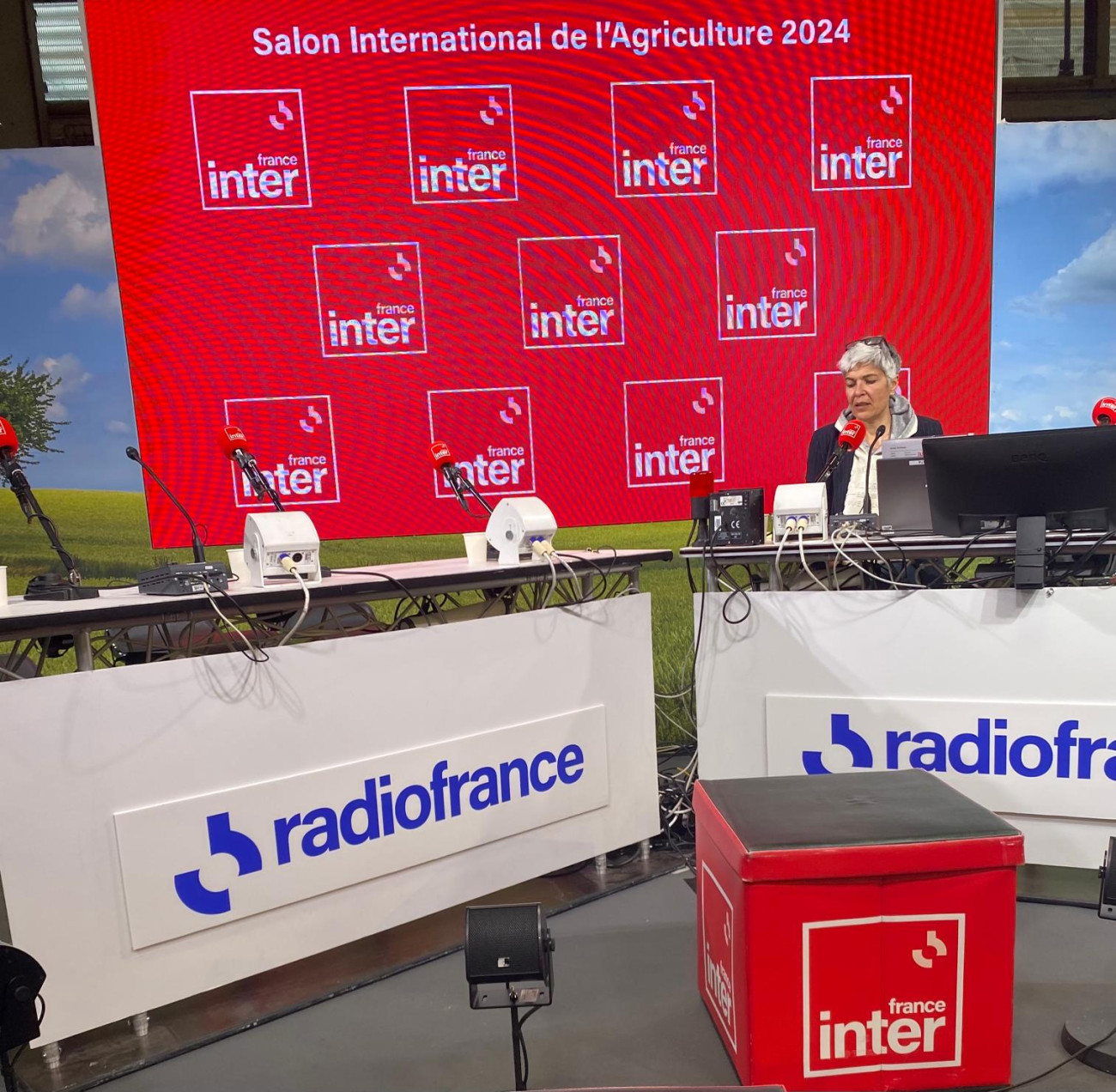 Fabienne Sintes, pour le 18/20 sur France Inter en direct et en public du salon de l'agriculture