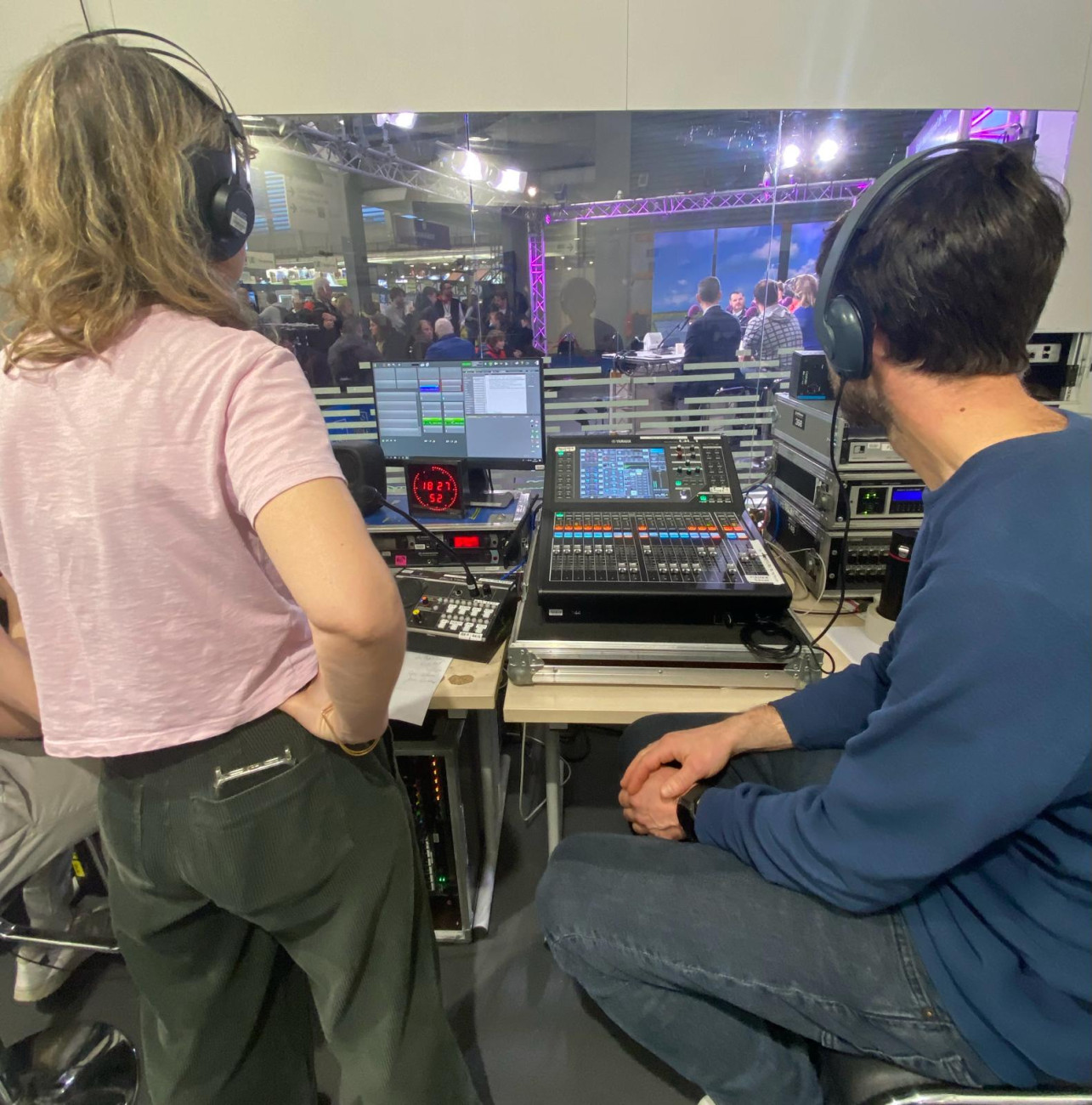 Les techniciens dans la régie du studio Radio France au salon de l'agriculture