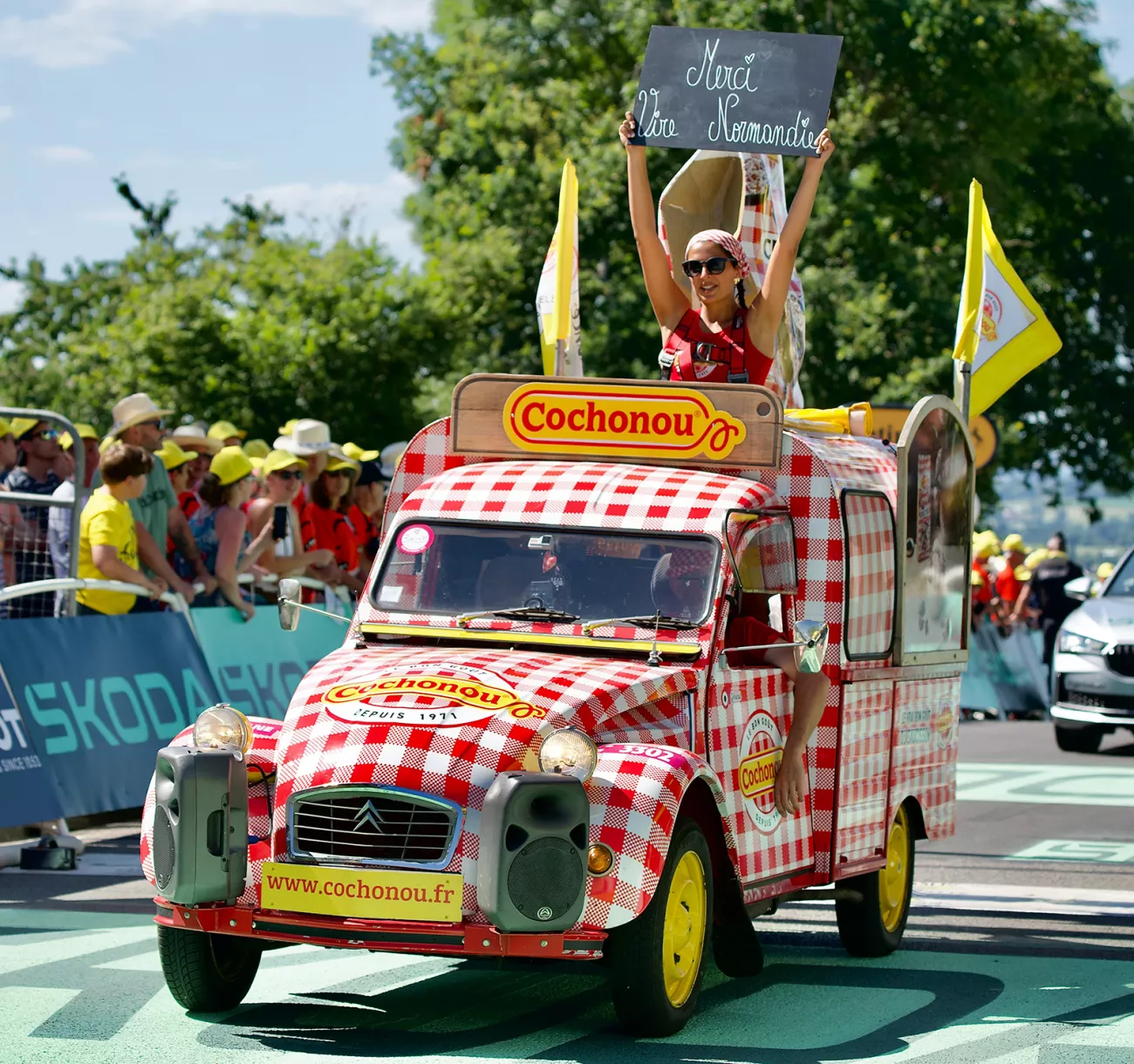 Cochonou dans la caravane publicitaire sur le Tour 