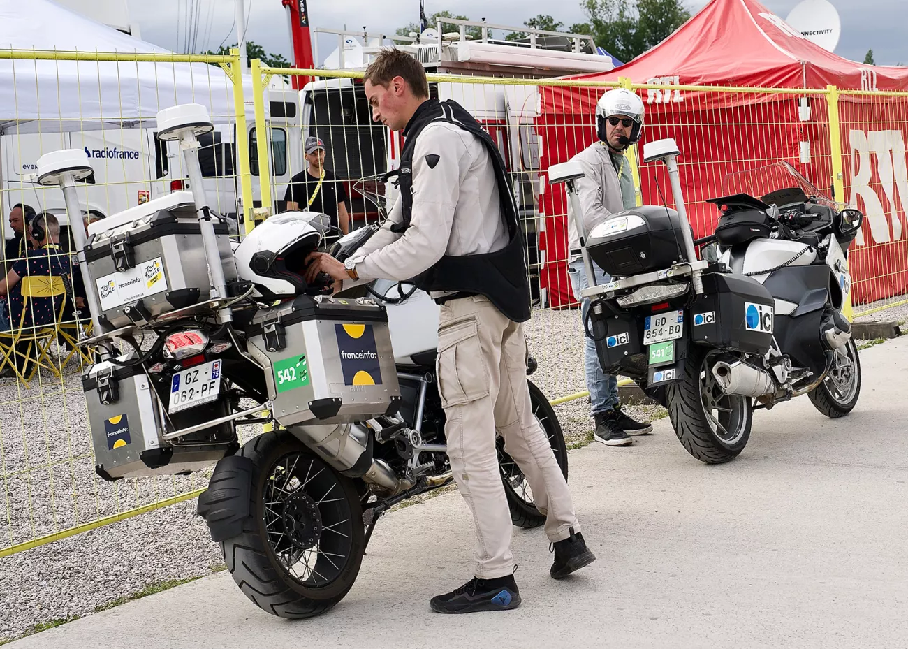 Les motos franceinfo et ICI sur le Tour de France 2025