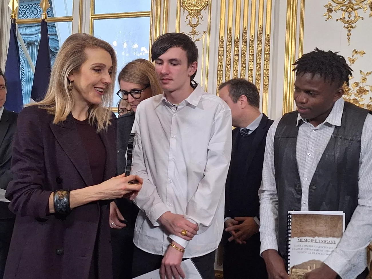 Remise du Prix du jury par Sibyle Veil, Présidente-Directrice Générale de Radio France, à des jeunes de la MECS des Terres Rouges de Clermont-l’Hérault (Hérault)