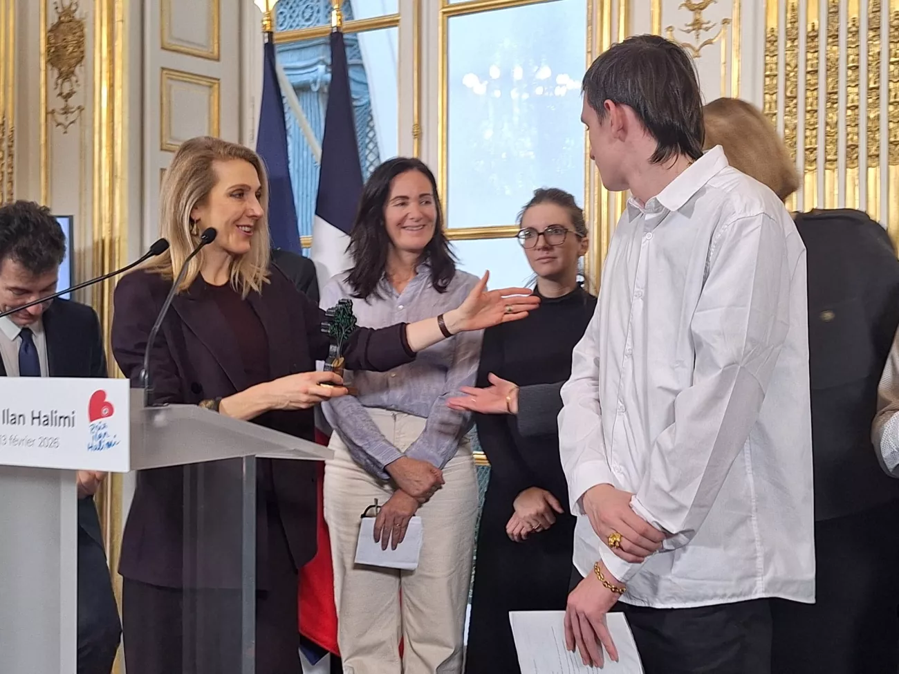Remise du Prix du jury par Sibyle Veil, Présidente-Directrice Générale de Radio France, à des jeunes de la MECS des Terres Rouges de Clermont-l’Hérault (Hérault)
