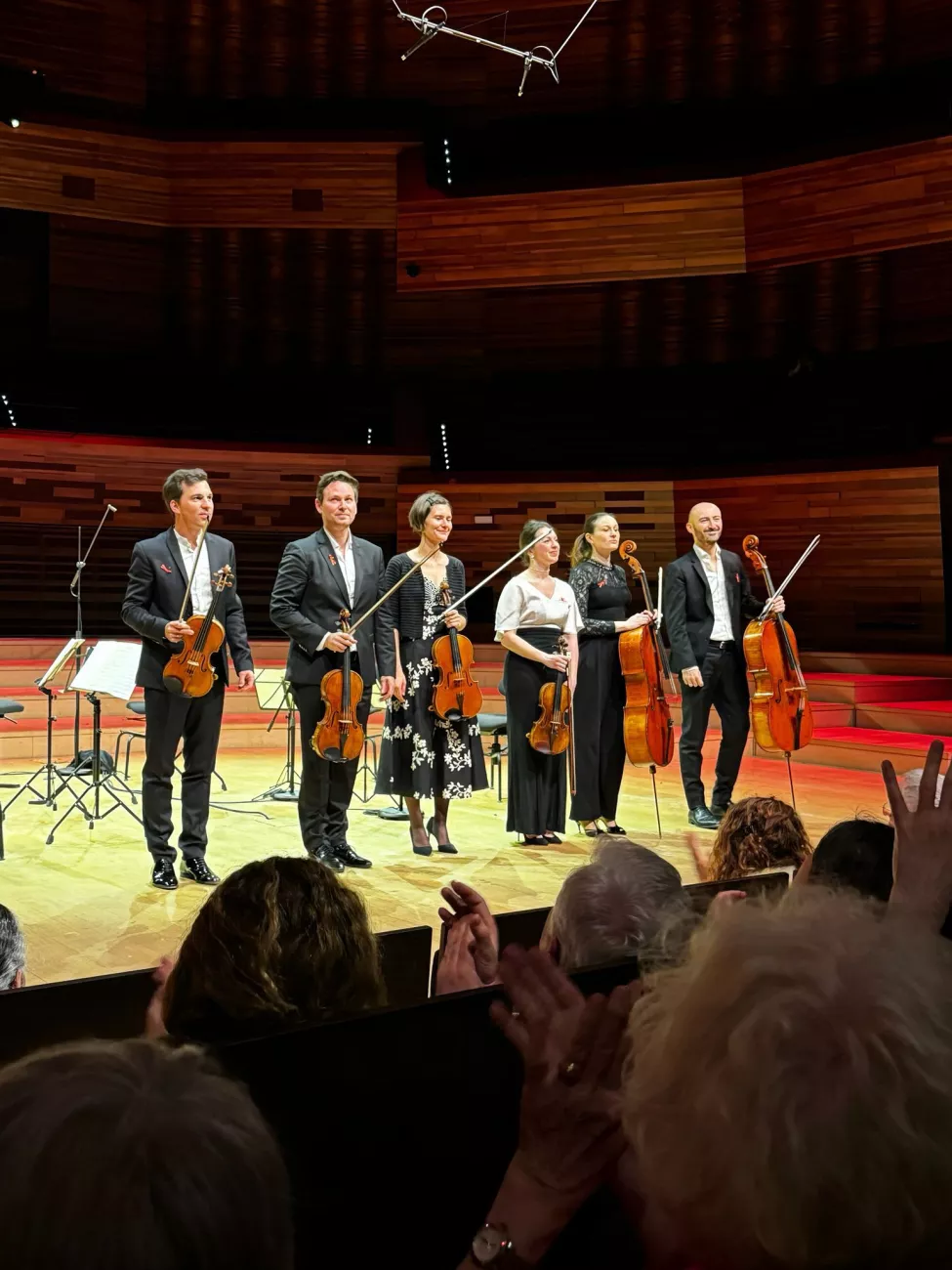 Sidaction 2026 : les musiciens de l'Orchestre National de France portent le ruban rouge