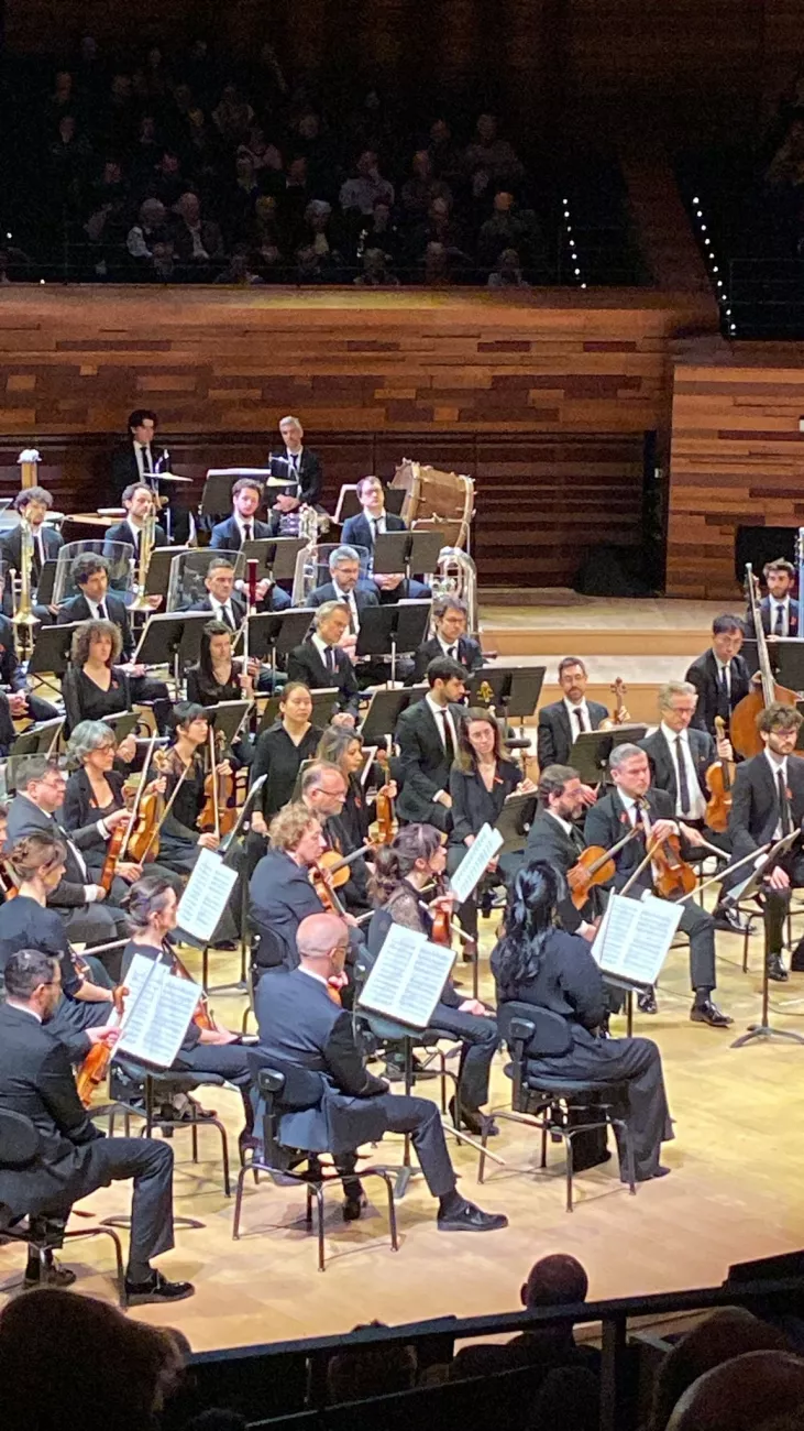 Sidaction 2026 : les musiciens de l'Orchestre Philharmonique Radio France portent le ruban rouge