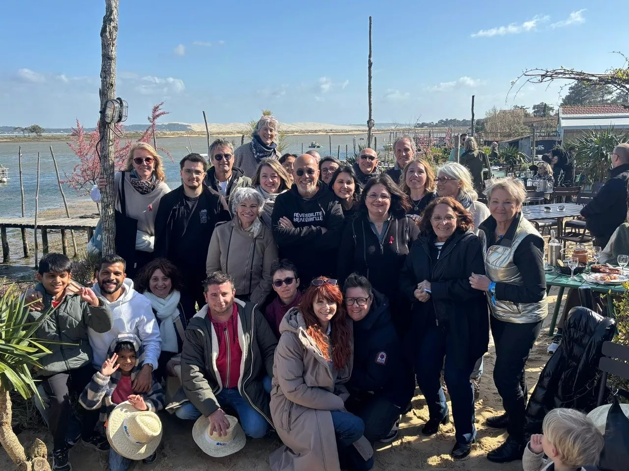 Concert de Pascal Obispo au Cap Ferret dans le cadre d’« ICI part en live », organisé le week-end du Sidaction, avec distribution de rubans rouges au public