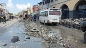 Dans les rues de Cité Soleil, comme dans la majorité des quartiers d'Haïti, plus aucun service de l'Etat ne fonctionne. Et les déchets s'accumulent sur le bord des routes © Radio France/Omar Ouahmane