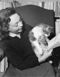 Marguerite Duras avec son chat